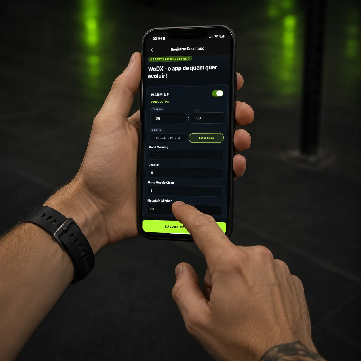 iPhone mostrando WODX app com exercícios estruturados