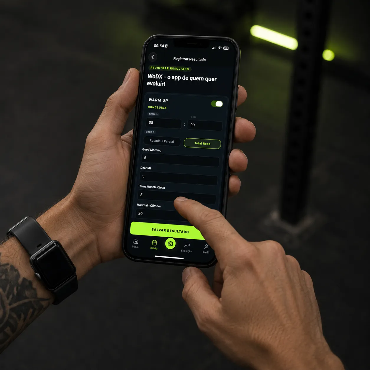 Atleta tocando iPhone pra registrar resultado