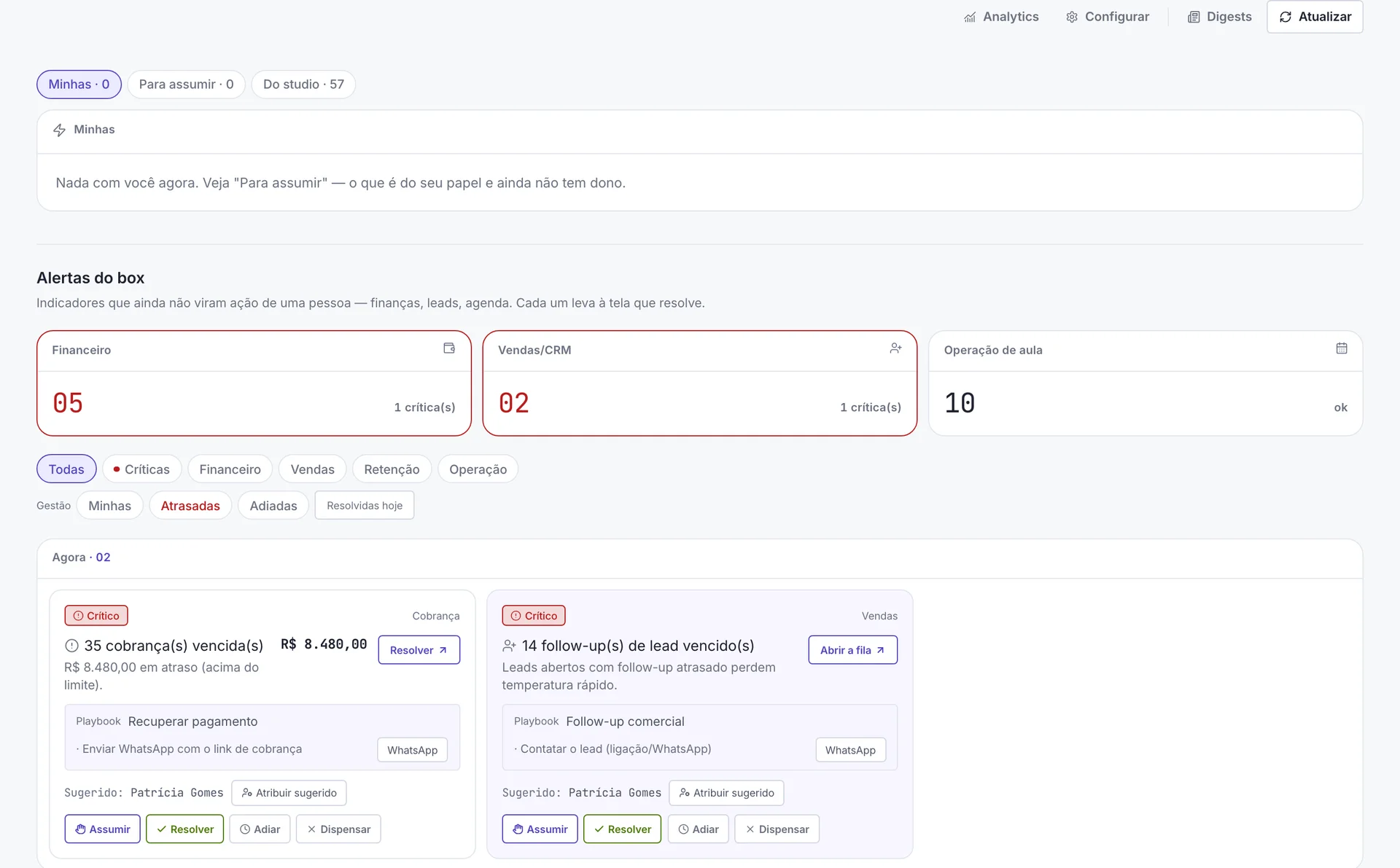 Fila de ações do dia com follow-ups de leads, cobranças vencidas e o responsável sugerido
